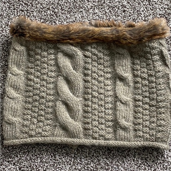 Evelyn K faux fur trimmed cable knit cowl NWT no flaws beige with brown faux fur - Picture 2 of 11